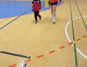 Handball Harz vom Boden entfernen